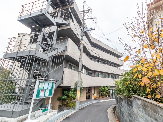 建物の外観 外観 曲線を描く道路に面しており、鉄骨階段が特徴の建物です。これからの働き方を考えるきっかけになります。