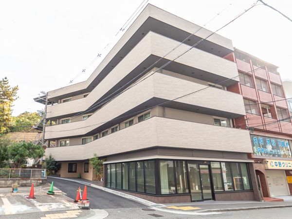 モダンで広い建物