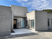 コンクリート外壁の建物外観  