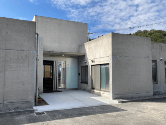 コンクリート外壁の建物外観  