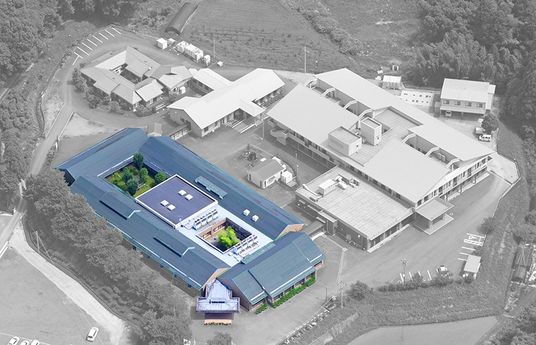 広い庭と建物外観