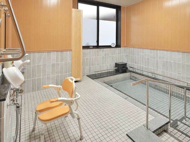 椅子付き浴槽の浴室 浴室 利用者が安心してリラックスできる、椅子付きの広々とした浴室です。手すりも装備され、安全に入浴が楽しめます。
