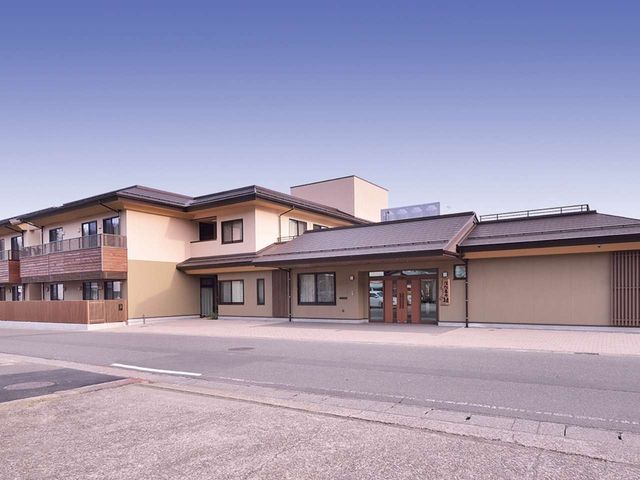 フロントがある建物外観 外観 温かな色合いの施設外観が魅力です。車寄せ付きで、訪問者にも便利です。