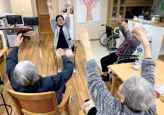笑顔で運動する人々エントランス  