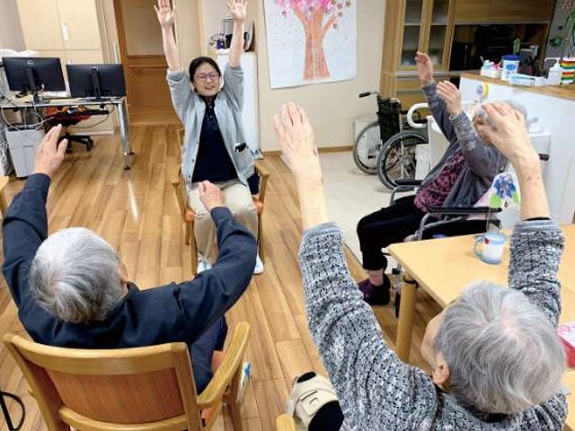 笑顔で運動する人々エントランス エントランス   自然光が差し込む広々とした空間で、リラックスして運動を楽しむことができる場所です。