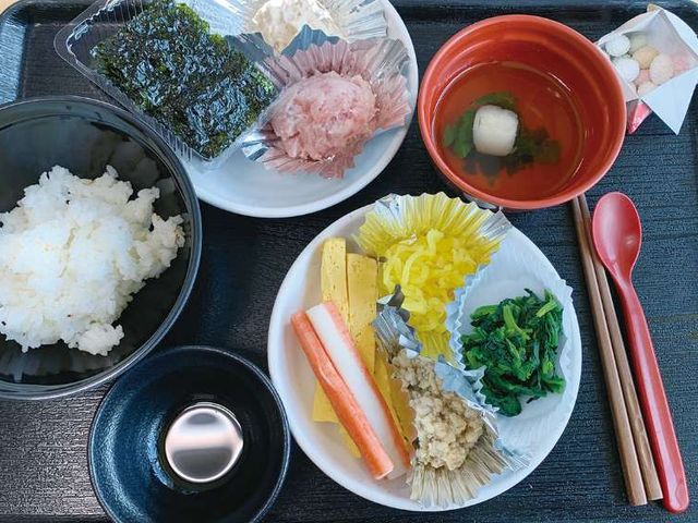 食事セットのトレー 食堂 彩り豊かな食事が楽しめるお膳です。栄養バランスに配慮した食材が並んでいます。