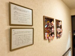掲示物が並ぶ廊下