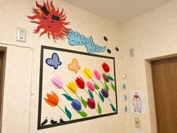 季節の装飾がある廊下
