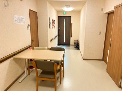 廊下とテーブル