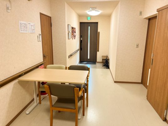 廊下とテーブル