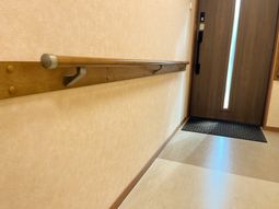 手すりとドアの廊下