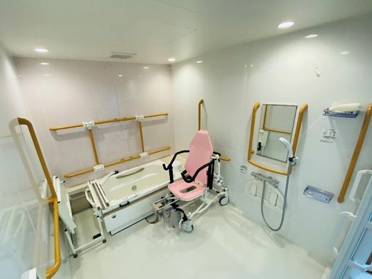 バリアフリー設計の浴室