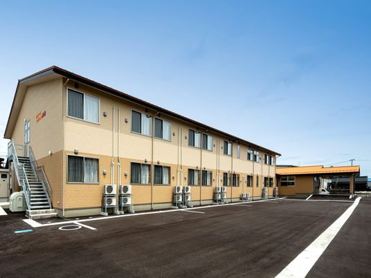 外観と駐車場  