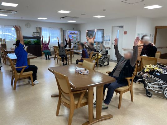 椅子に座る人たちの活動