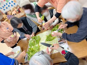 活動する人々の様子