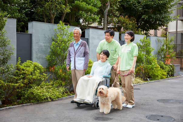笑顔で外にいる人々