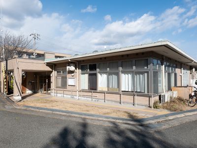 日の当たる快適な建物外観