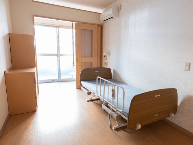 居室とベッド 居室 広々とした空間には、日当たりの良い窓と必要な家具が整っており、居心地の良い居室が用意されています。