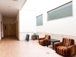 待合室のソファとテーブル