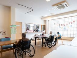 明るい食堂の日常風景