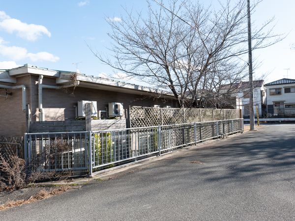 静かな通りの建物外観
