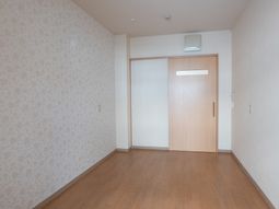 シンプルな壁紙の居室