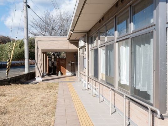 晴れた日の施設の外観
