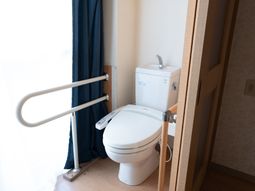 手すり付きの明るいトイレ