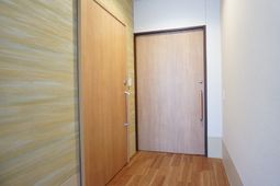 廊下の美しい扉二つ