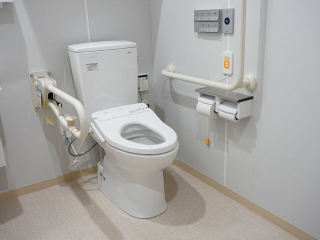 バリアフリーのトイレ設備 トイレ 手すり付きの清潔なトイレで、安心してご利用いただけます。快適な環境とサポートで、日々の生活をサポートします。