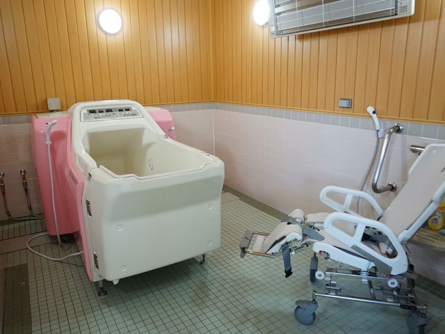 機能的な浴室設備 浴室 温かみのある木目調の壁に囲まれた清潔で機能的なバスルームです。利便性を考慮した設計で、快適にご利用いただけます。