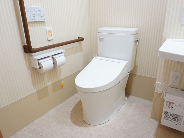 バリアフリートイレ設備 トイレ 安全に配慮されたトイレは、手すりや大きなボタン付きのウォシュレットが備わり、使いやすさを考えた設計となっています。
