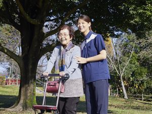 スタッフと利用者の散歩風景