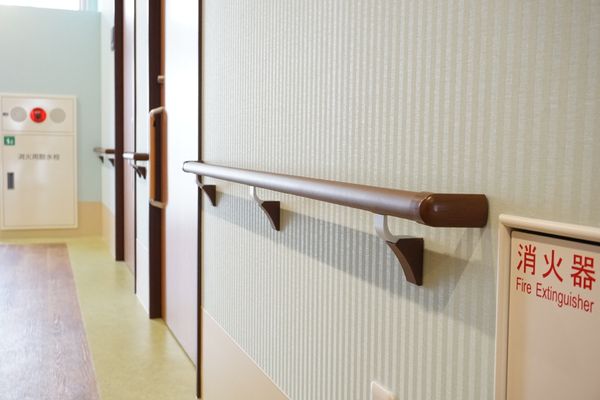 廊下の手すりと消火器