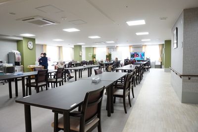 広々とした明るい食堂
