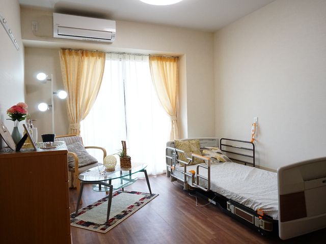 快適な居室の一角 居室 ゆったりとしたソファとベッドを備えた部屋です。安らぎと利便性を兼ね備えた空間でのお仕事をご検討ください。