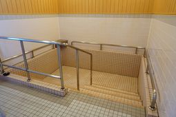 手すり付きの床