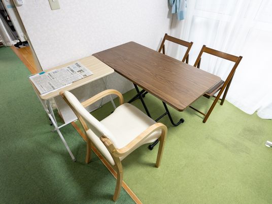 窓際のテーブルと椅子