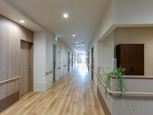 廊下には明るく清潔感があります
