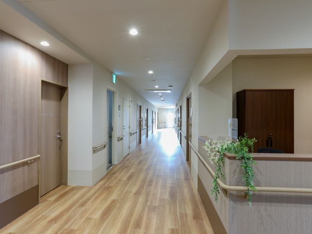 廊下には明るく清潔感があります 廊下 手すり沿いの広々とした廊下は、明るく清潔感があり、安心してお過ごしいただける環境です。
