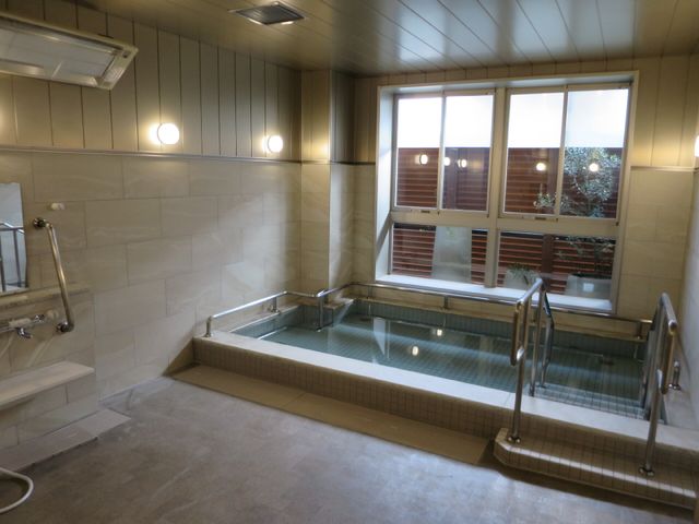 明るいゆったりした浴室 浴室 手すり付きで安全に配慮された広々とした浴室です。明るい窓から自然光が差し込み、リラックスできる空間になっています。