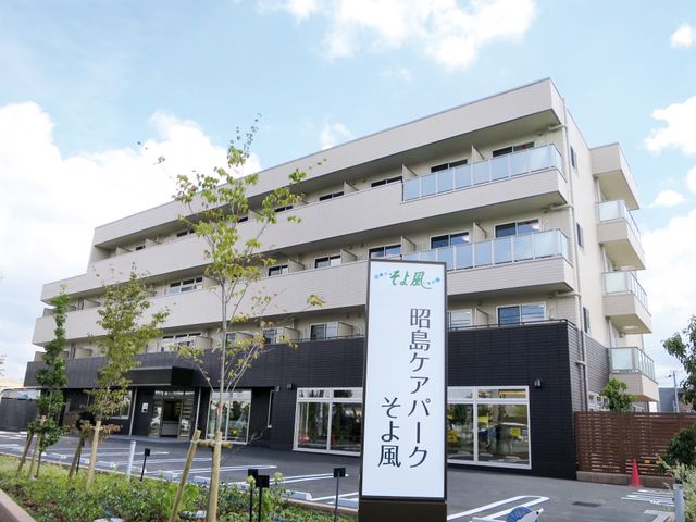 清潔感のある施設の外観 外観 開放的なデザインの建物と明瞭な看板が、訪れる人々へと親しみやすい印象を与えています。