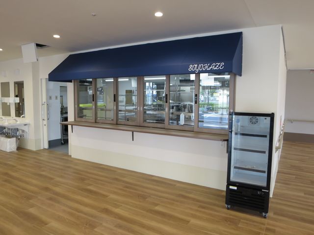 清潔な食堂カウンター 受付 広々とした清潔感あふれる食堂の配膳カウンターです。日々の食事の準備に使われるスペースでしょう。