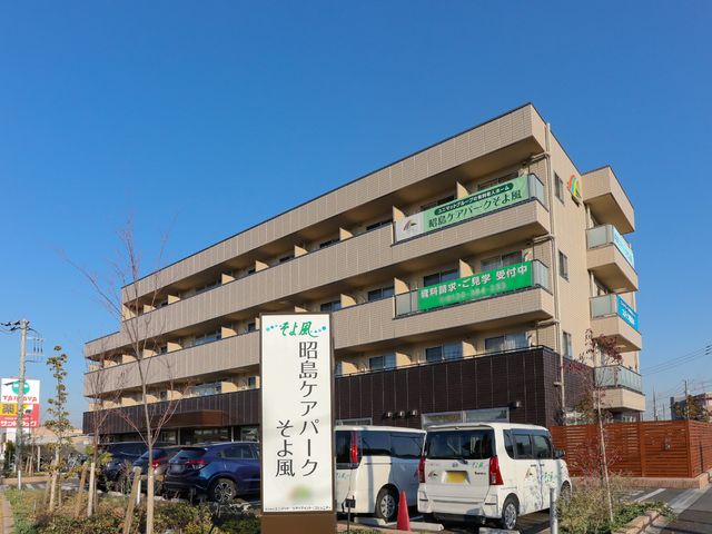施設の外観と看板 外観 広々とした駐車場を備えたモダンな建物です。日当たりの良い環境で働ける施設をご検討ください。