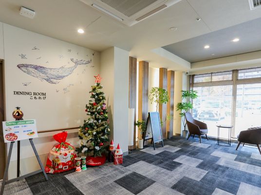 クリスマス飾りのロビー