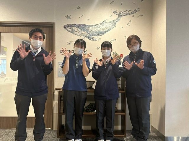 元気なスタッフとの和やかなロビー スタッフイメージ 笑顔あふれるチームワークの良い職場です。一緒に働きませんか？