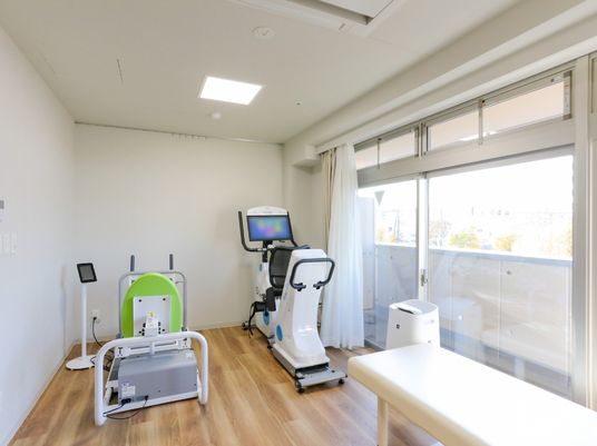明るいリハビリ設備の機能訓練室
