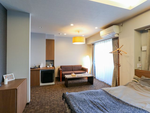 快適な個室の居室 居室 心地よい色合いでまとめられた居室で、生活に必要な家具が整っており、快適な私空間を保てます。