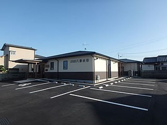 施設の外観と駐車場  
