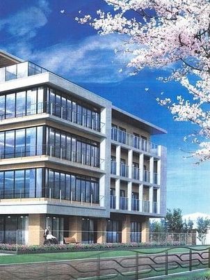 桜並木に隣接する施設外観